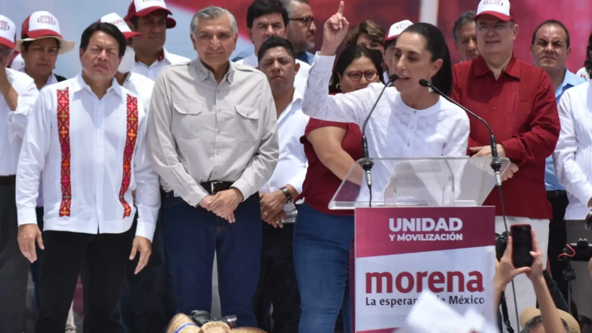 No se sientan absolutos, dice AMLO a presidenciables tras reunión de Morena en Toluca